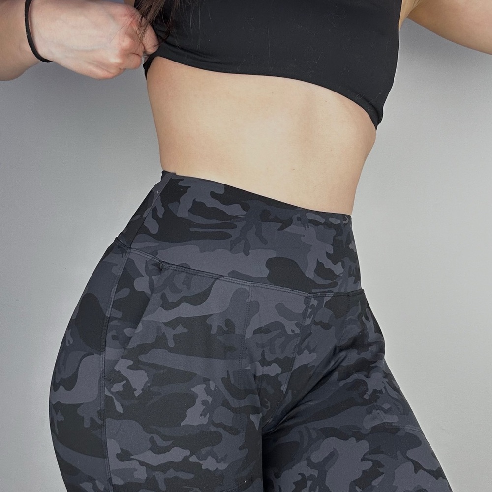 Women's Camouflage Leggings - Picture 3 of 3
